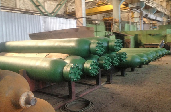Compressed gas feeding system